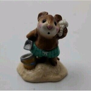 Wee Forest Folk Retired Miniature Figurine M-179 Sea Sounds AP 1991 Green Shorts
